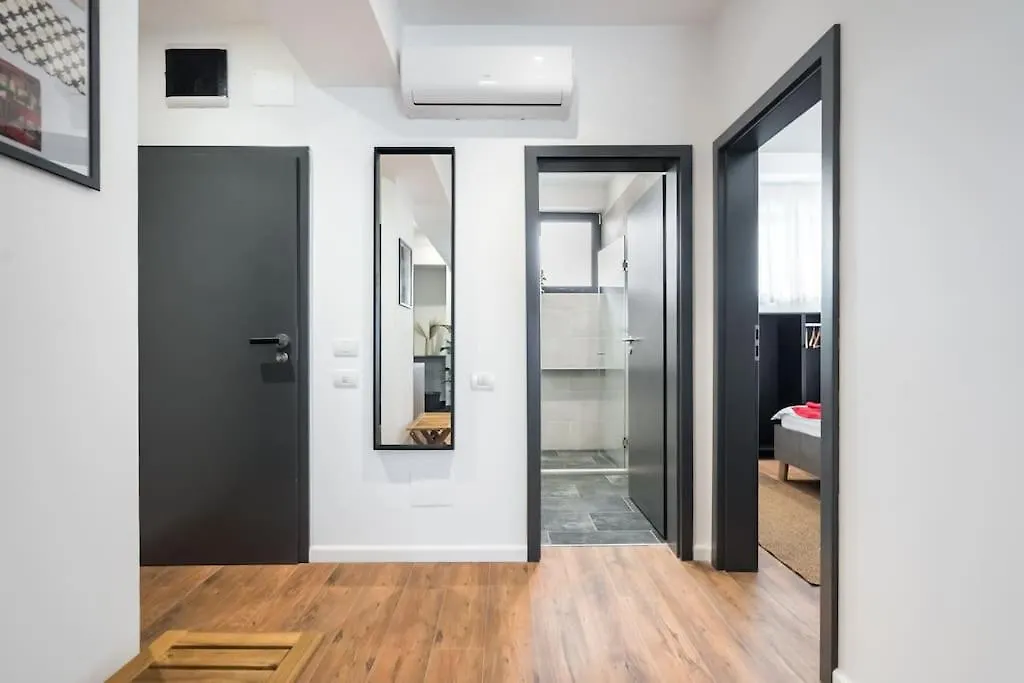 Central 17 Apartment - New Building & Parking 부쿠레슈티 0*,  루마니아
