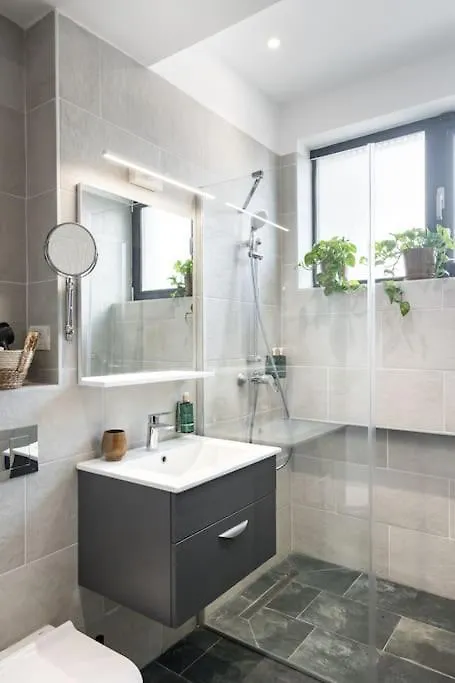 Central 17 Apartment - New Building & Parking 부쿠레슈티