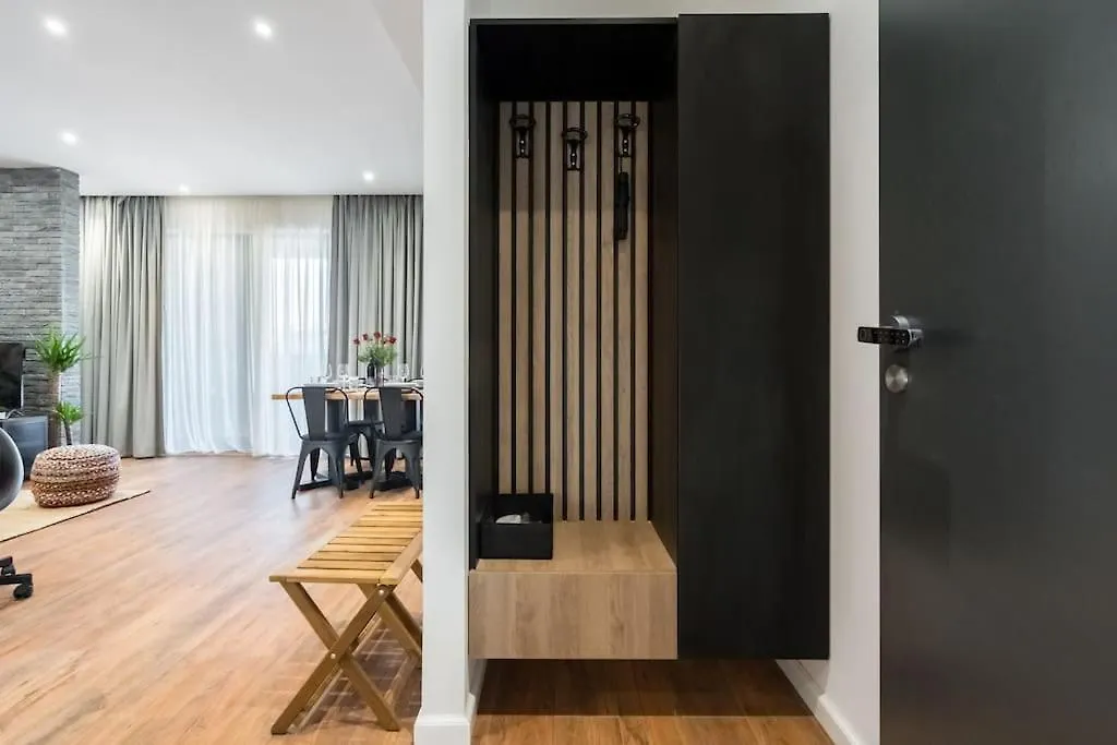 Central 17 Apartment - New Building & Parking 부쿠레슈티